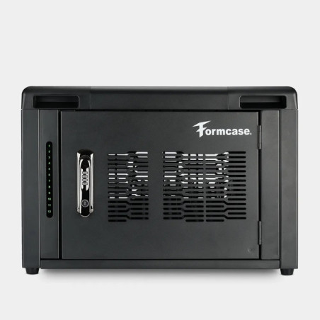 Formcase 200327 — szafa ładująca: front z zamkniętymi drzwiami